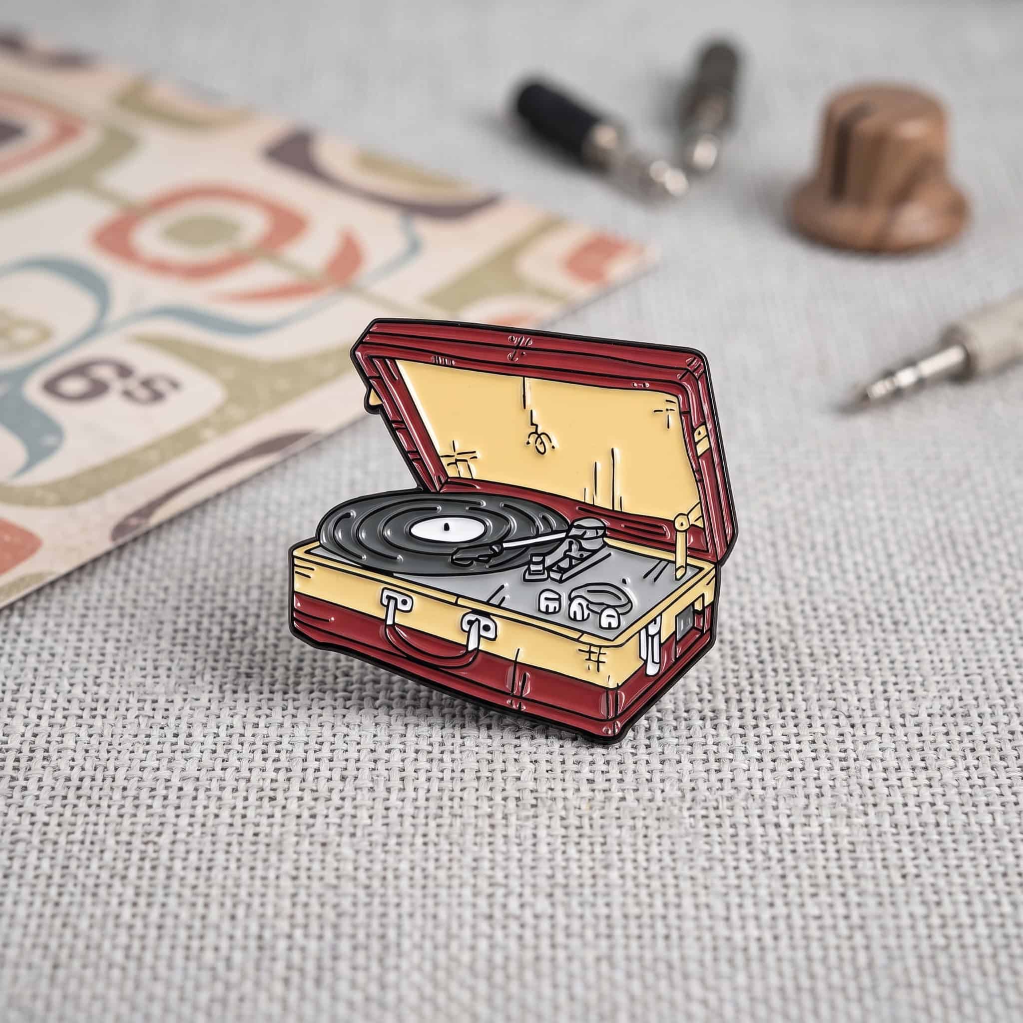 O3-Brosa-pin-174 Pinișor - Vintage Record Player - imagine 1