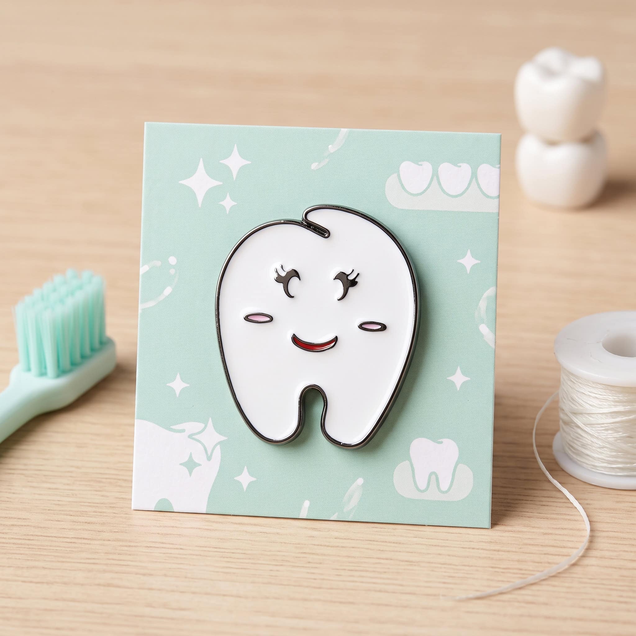 O3-Brosa-pin-194 Pinișor - Happy Tooth Cute - imagine 1