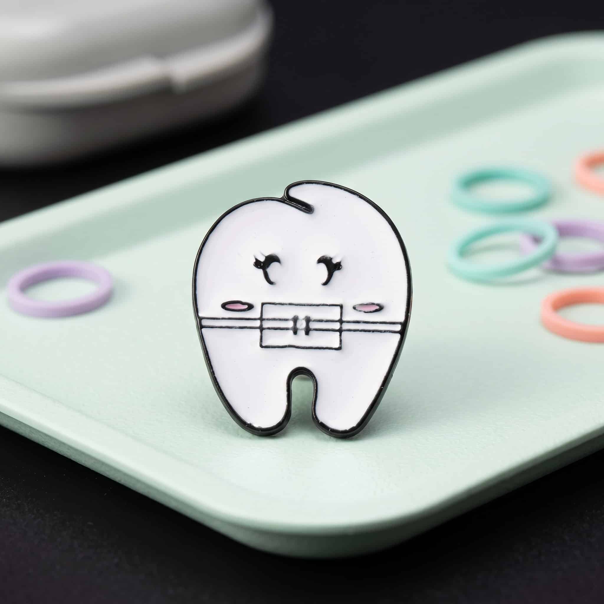 O3-Brosa-pin-195 Pinișor - Braces Tooth - imagine 1
