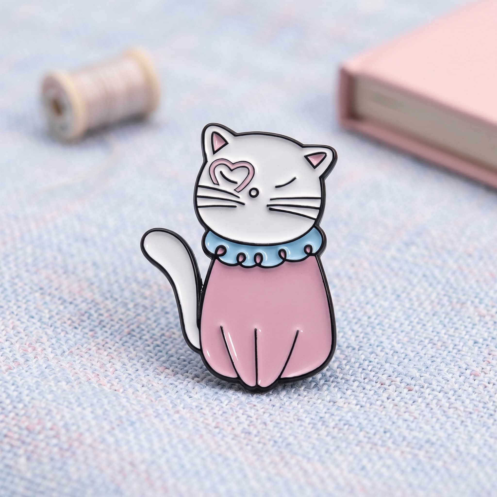 O3-Brosa-pin-215 Pinișor - Pink Heart Eye Cat - imagine 1